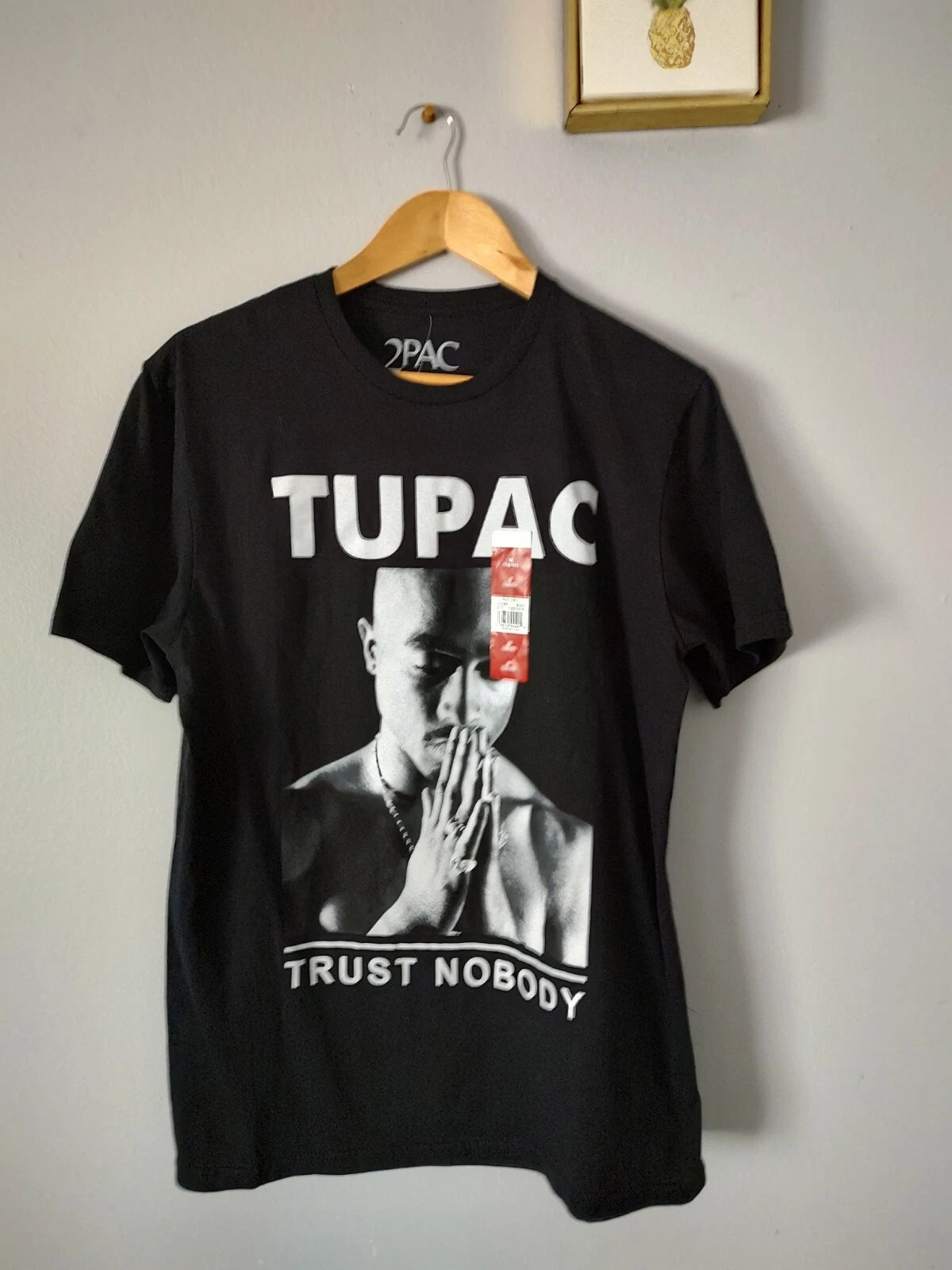 Tupac men's  graphic printer at the front New size Medium Color Black