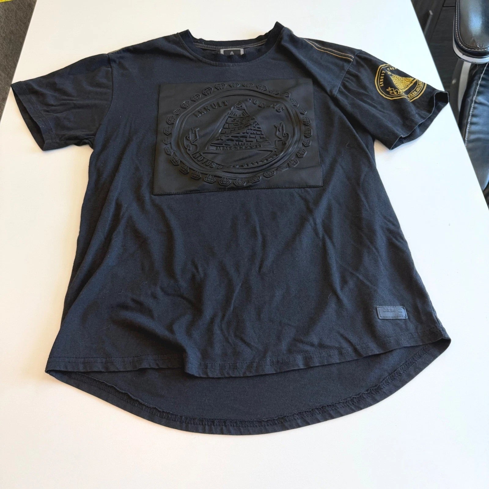 CR-24 Bordo Cromato Mens Black Pyramid Graphic T-Shirt Curved Hem Size M