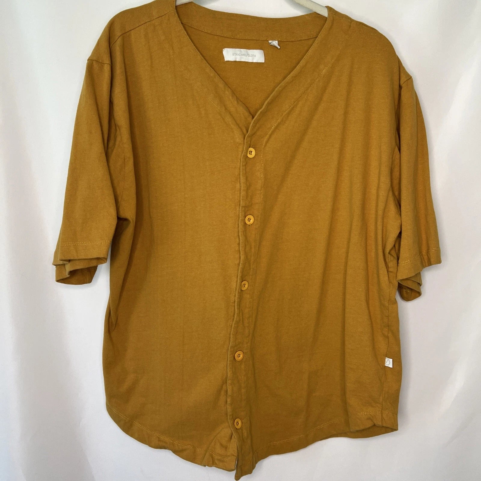 URBAN OUTFITTERS STANDARD CLOTH CENTERFIELD BASEBALL GOLD T-SHIRT  SIZE LARGE