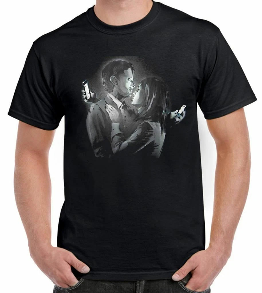 BANKSY MOBILE LOVERS MEN'S T-SHIRT - Cellphone Urban Art Phone - S to 3XL
